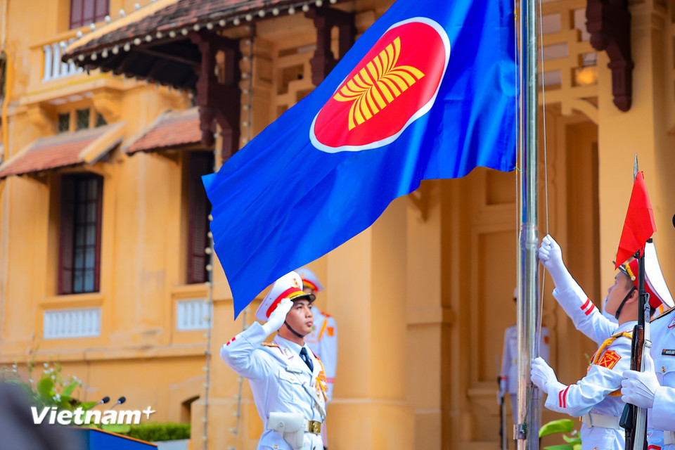 ទង់អាស៊ាន គឺជានិមិត្តសញ្ញានៃសាមគ្គីភាព មិត្តភាព កិច្ចសហប្រតិបត្តិការរបស់សមាគម និងសេចក្តីប្រាថ្នាដើម្បីសន្តិភាព ស្ថិរភាព និងការអភិវឌ្ឍន៍ប្រកបដោយវិបុលភាពនៃប្រទេសសមាជិកទាំងអស់ ក្រោមដំបូលរួមនៃសហគមន៍អាស៊ាន។ (រូបថត៖ Hoai Nam/Vietnam+)