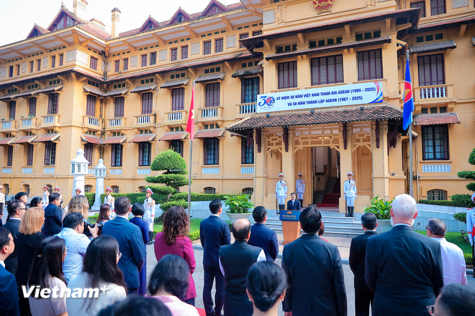 ពិធីលើកទង់អាស៊ាន (ពិធីលើកទង់ជាតិ ដើម្បីរំលឹកខួបលើកទី ៥៨ នៃការបង្កើតអាស៊ាន) គឺជាព្រឹត្តិការណ៍ប្រចាំឆ្នាំដែលប្រារព្ធឡើងនៅថ្ងៃទី ៨ ខែសីហា នៅទីស្នាក់ការក្រសួងការបរទេស។ (រូបថត៖ Hoai Nam/Vietnam+)