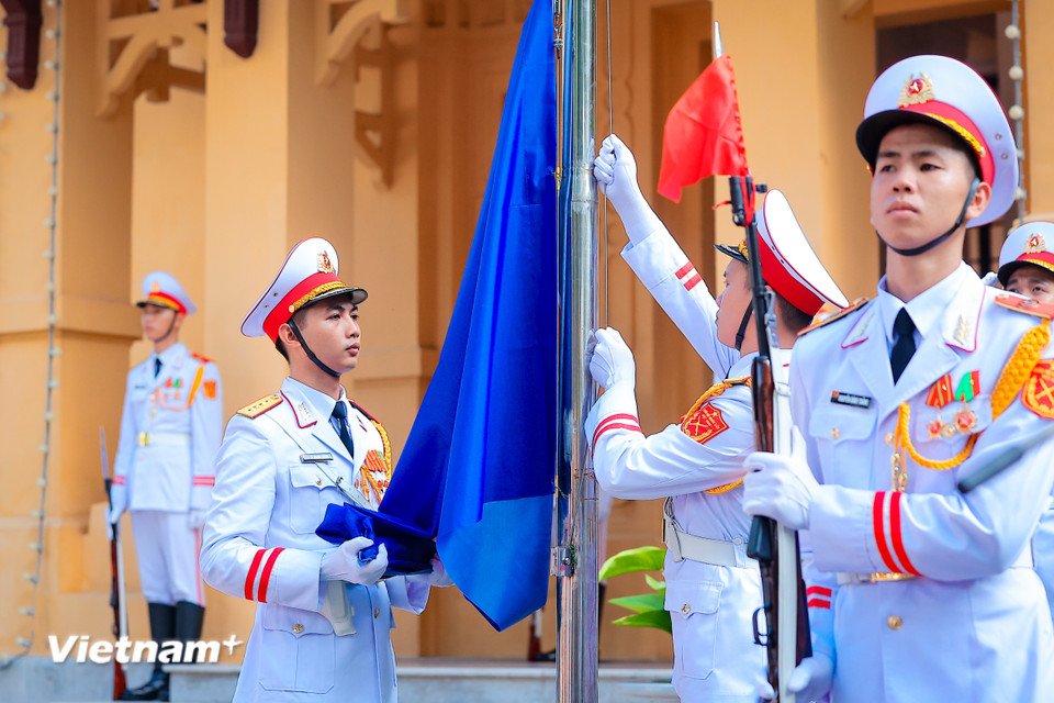 ពិធី​លើក​ទង់ជាតិ​ត្រូវ​បាន​ប្រារព្ធ​ឡើង​យ៉ាង​អធិកអធម។ (រូបថត៖ Hoai Nam/Vietnam+)