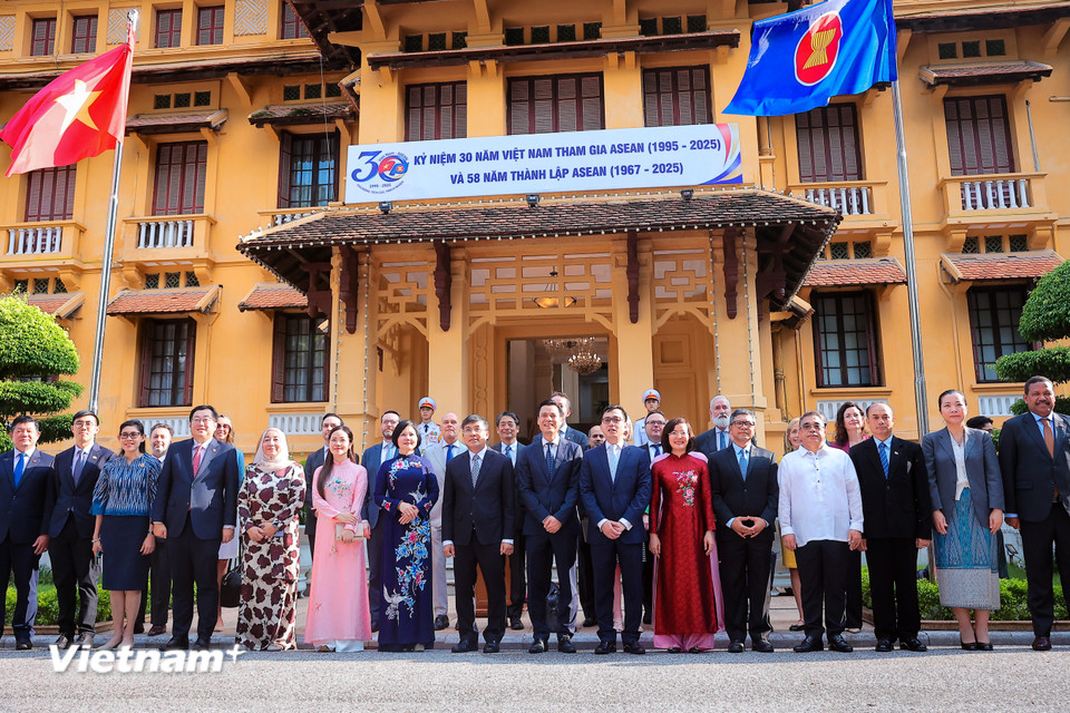 ប្រតិភូចូលរួមពិធីលើកទង់អាស៊ាន។ (រូបថត៖ Hoai Nam/Vietnam+)