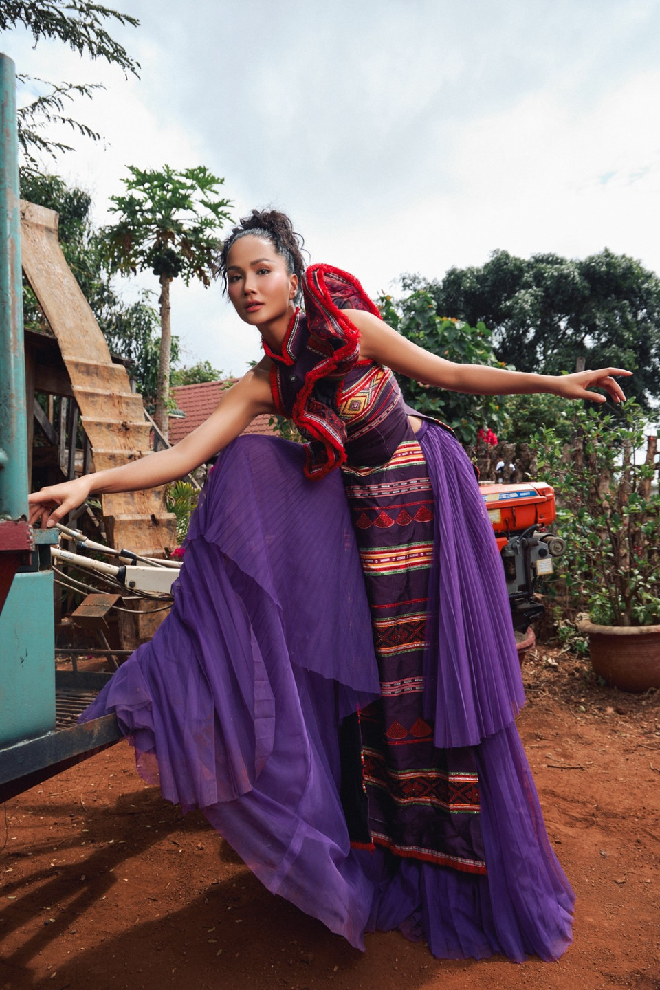 H’Hen Niê từng chia sẻ, càphê là tình yêu và là sợi dây kết nối các thế hệ với nhau. Bản thân H’Hen Niê cũng có nhiều kỷ niệm với cây càphê từ khi còn nhỏ, nên khi trở thành Đại sứ Truyền thông của Lễ hội Càphê Buôn Ma Thuột, đó là niềm vinh dự và tự hào của cô. (Ảnh: CTV/Vietnam+)