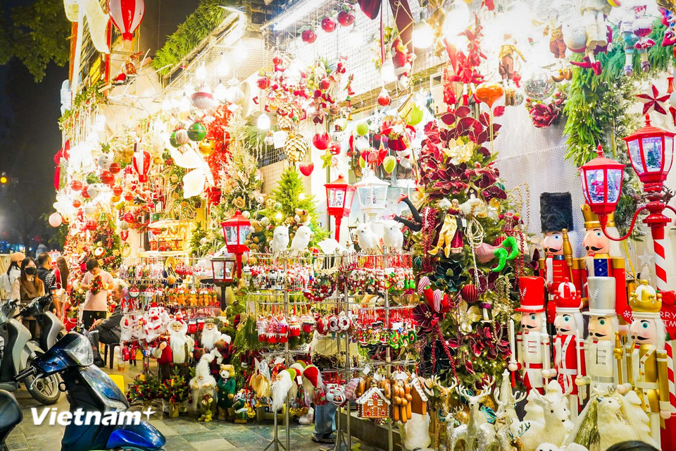 Trên tuyến phố Hàng Mã ngập tràn đồ trang trí Noel phục vụ nhu cầu của du khách. (Ảnh: Hoài Nam/Vietnam+)