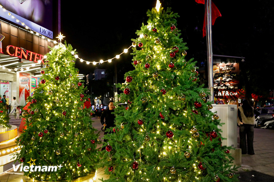 Không khí chào đón Giáng sinh và năm mới đang len lỏi khắp các con phố tại Hà Nội. (Ảnh: Hoài Nam/Vietnam+)