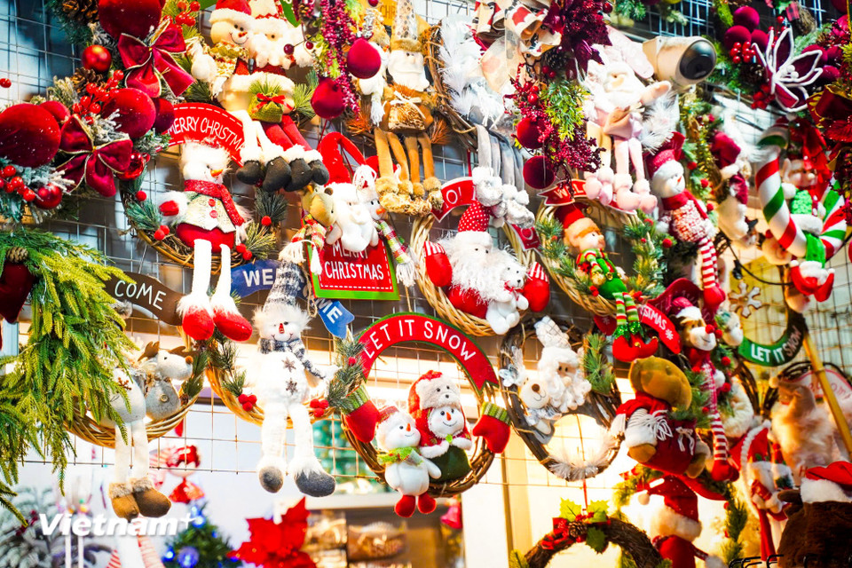 Nhiều gia đình, hàng quán lựa chọn nơi đây là địa điểm 'ruột' để mua đồ trang trí Giáng sinh. (Ảnh: Hoài Nam/Vietnam+)