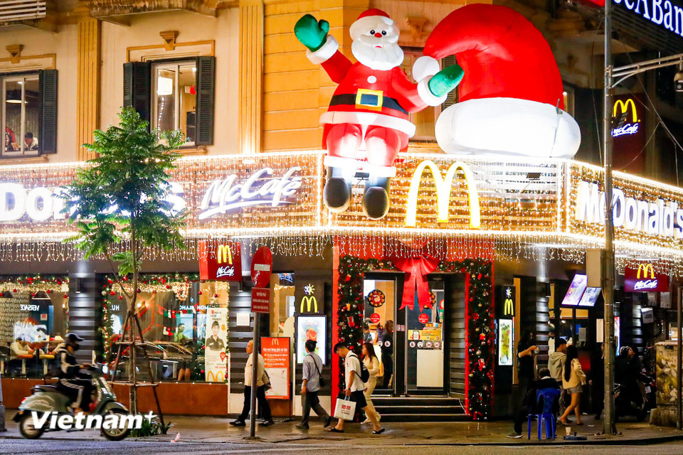 Các hàng quán cũng 'thay áo' theo chủ đề Giáng sinh. (Ảnh: Hoài Nam/Vietnam+)