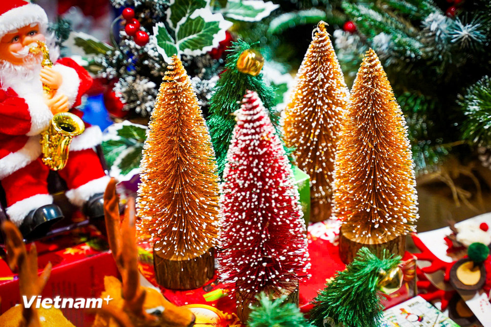 Sau Halloween (31/10), phố Hàng Mã chuyển sang bày bán các đồ trang trí Giáng sinh và nhộn nhịp từ đầu tháng 12. (Ảnh: Hoài Nam/Vietnam+)