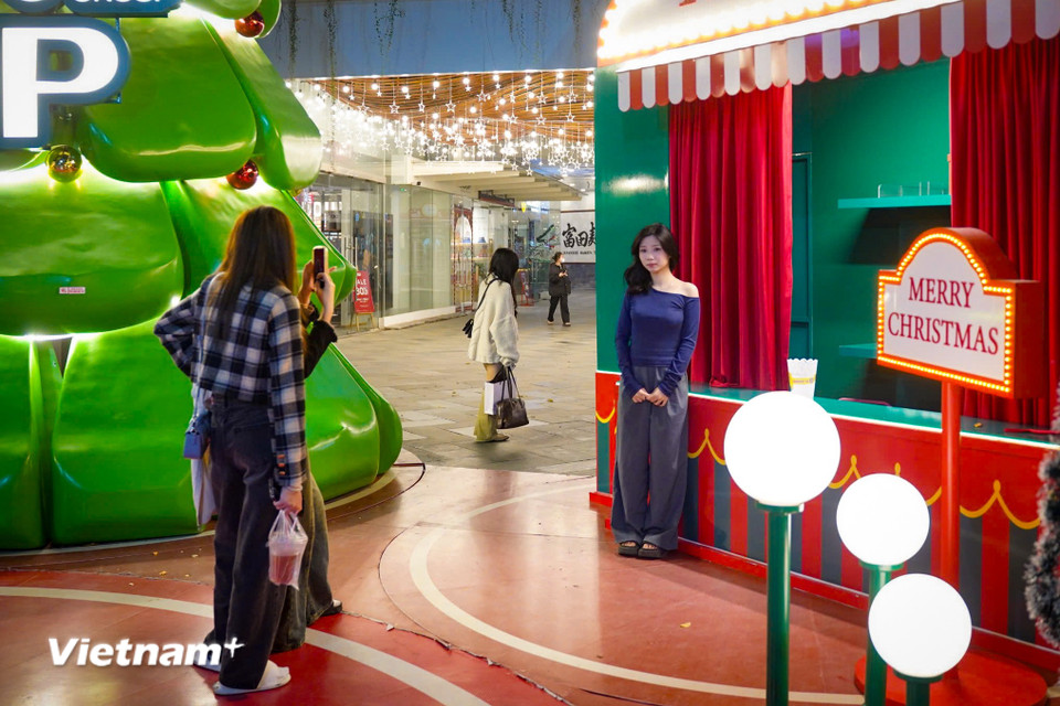 Những bạn trẻ tranh thủ lưu lại khoảnh khắc của mùa Giáng sinh năm 2025. (Ảnh: Hoài Nam/Vietnam+)