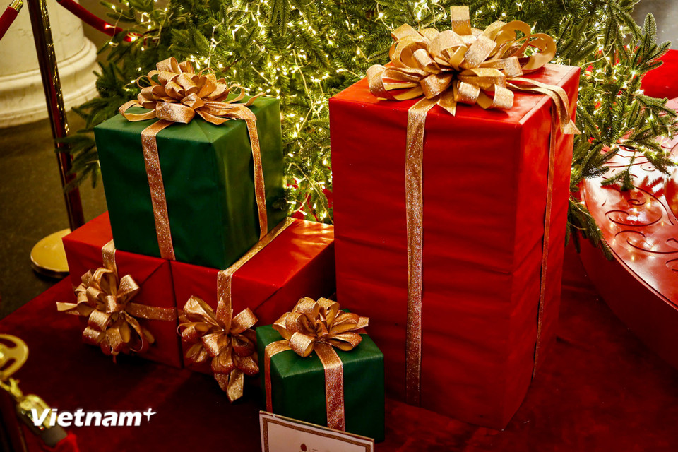 Ngày lễ Giáng sinh đến gần cũng là thời điểm nhiều người lựa chọn đi mua sắm đồ trang trí, quà cho người thân và bạn bè. (Ảnh: Hoài Nam/Vietnam+)