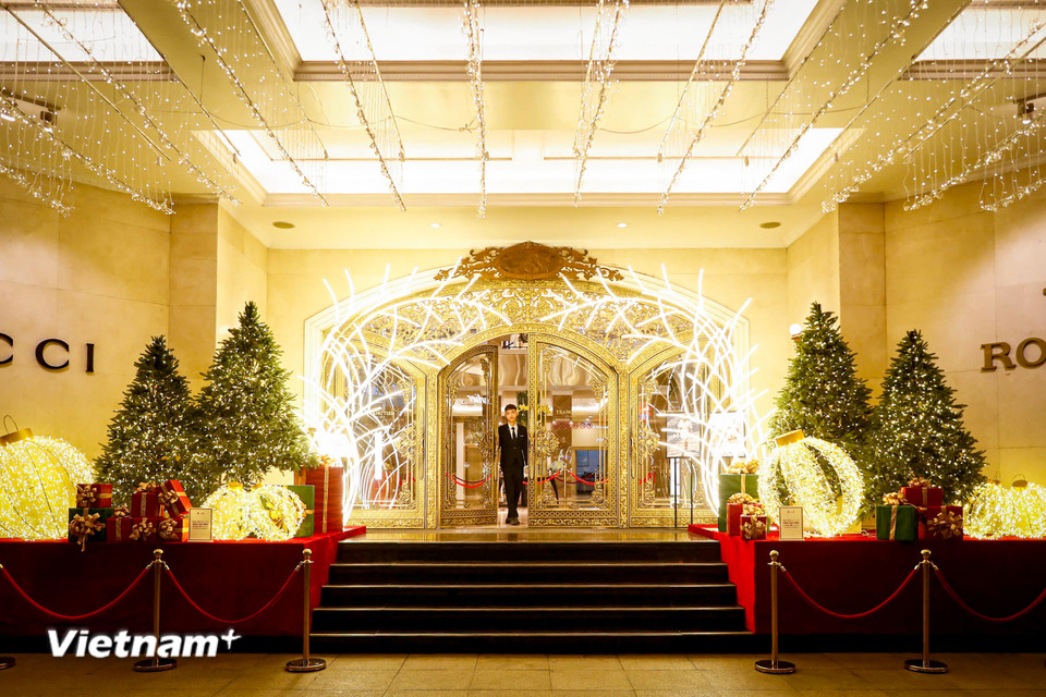 Trung tâm thương mại Tràng Tiền rực rỡ trong ánh đèn cùng cây thông Noel và những hộp quà. (Ảnh: Hoài Nam/Vietnam+)