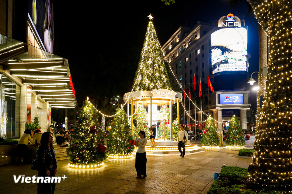 Phố phường Hà Nội được trang hoàng rực rỡ chào đón lễ Giáng sinh. Các trung tâm thương mại, khu vui chơi, giải trí cũng ngập tràn không khí Giáng sinh khi được trang trí bằng cây thông nhiều sắc màu, ông già Noel. (Ảnh: Hoài Nam/Vietnam+)