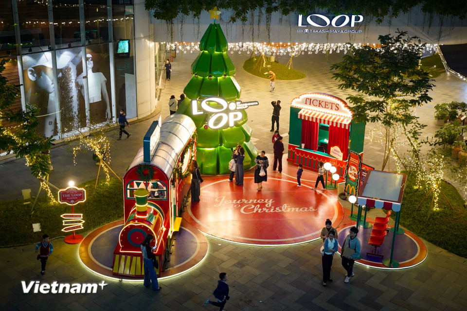 Sảnh trung tâm thương mại tại phường Cầu Giấy trang trí nhiều tiểu cảnh, là nơi thu hút giới trẻ và các gia đình đến 'check-in' mùa Giáng sinh năm nay. (Ảnh: Hoài Nam/Vietnam+)