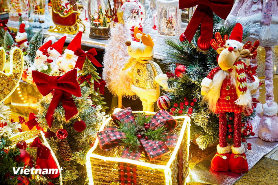 Phố Hàng Mã bày bán nhiều mặt hàng như mô hình ông già Noel, cây thông, người tuyết. Con phố luôn là điểm đến thu hút khách mua sắm, tham quan. (Ảnh: Hoài Nam/Vietnam+)