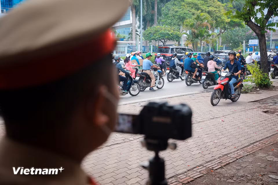 Từ ngày 26/5, Phòng cảnh sát giao thông đã triển khai kế hoạch tăng cường xử lý vi phạm thông qua các thiết bị kỹ thuật nghiệp vụ. Qua 10 ngày triển khai, đã phát hiện và xử lý hơn 400 trường hợp vi phạm, gửi thông báo vi phạm (phạt nguội) đến hàng trăm chủ phương tiện để yêu cầu đến giải quyết theo quy định. (Ảnh: Hoài Nam/Vietnam+)