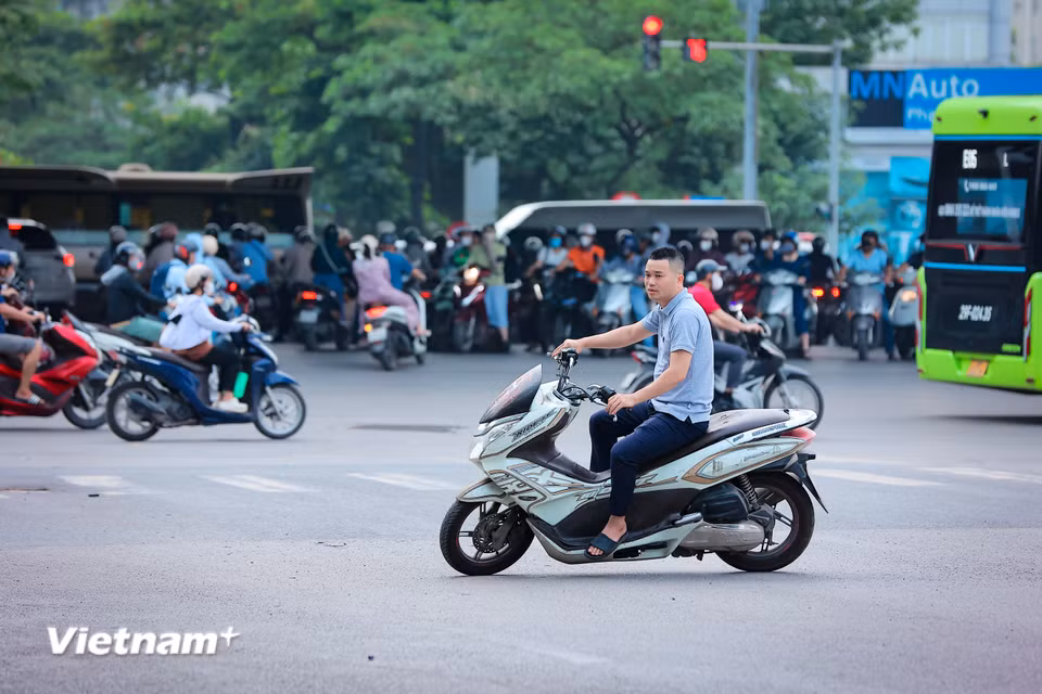 Tuy nhiên, vẫn còn một số bộ phận người dân cố tình vi phạm khi lưu thông trên đường. (Ảnh: Hoài Nam/Vietnam+)