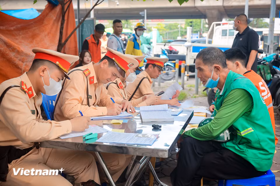 Từ ngày 15/5 đến 05/6/2025, lực lượng Cảnh sát giao thông Công an Thành phố Hà Nội đã xử lý hơn 10.000 trường hợp vi phạm trật tự, an toàn giao thông đường bộ. Tạm giữ gần 3000 phương tiện, tước gần 700 giấy phép lái xe và trừ điểm đối với khoảng 1700 giấy phép lái xe. (Ảnh: Hoài Nam/Vietnam+)