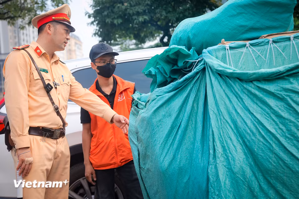 Bên cạnh việc xử phạt nghiêm minh, lực lượng cảnh sát giao thông cũng tuyên truyền về các lỗi thường gặp phải và nhắc nhớ tài xế thay đổi hành vi khi lưu thông trên đường. (Ảnh: Hoài Nam/Vietnam+)