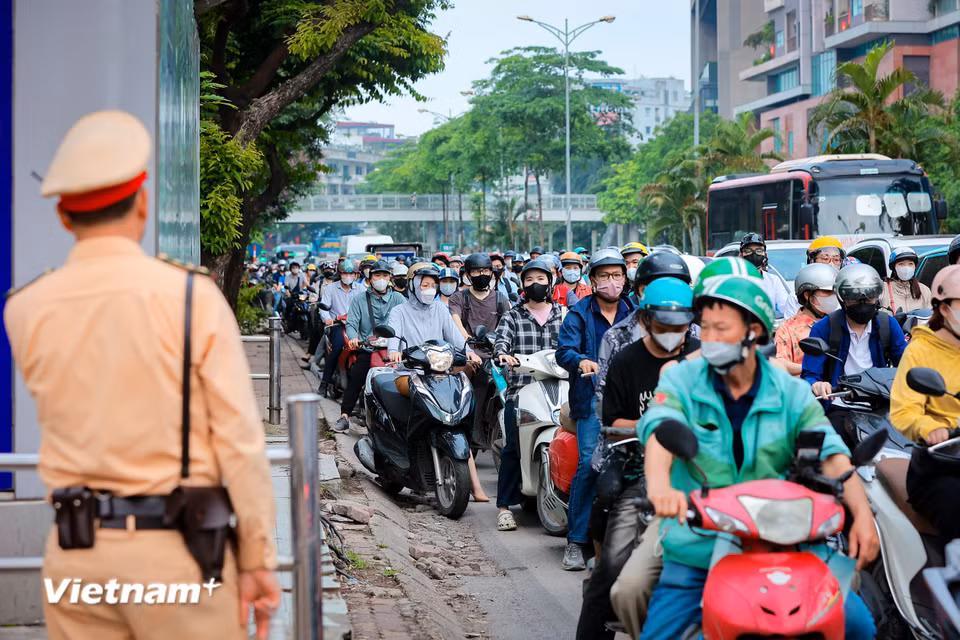 Sau 6 tháng kể từ khi Nghị định 168/2024 được áp dụng, đa số người dân đã nâng cao ý thức chấp hành tốt luật khi tham gia giao thông. (Ảnh: Hoài Nam/Vietnam+)