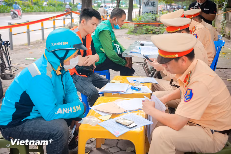 Trong buổi sáng cùng ngày, Tổ công tác của Đội Cảnh sát giao thông đường bộ số 6 (Phòng Cảnh sát giao thông Công an Thành phố Hà Nội) đã xử lý 17 trường hợp trực tiếp với các lỗi đi lên vỉa hè, đi ngược chiều, phương tiện che khuất biển kiểm soát, ghi hình 6 trường hợp gửi thông báo phạt nguội. (Ảnh: Hoài Nam/Vietnam+)
