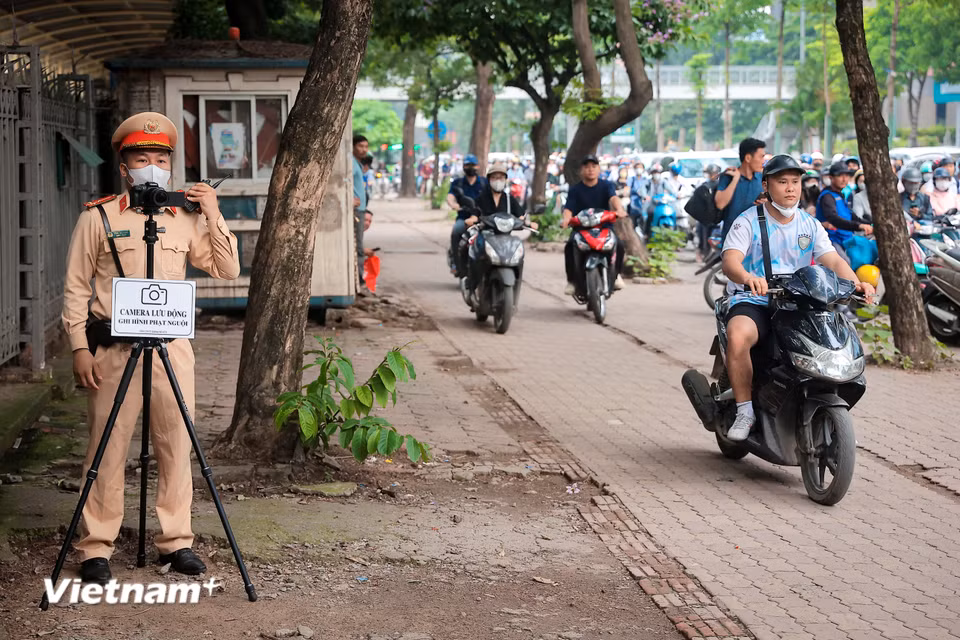Nhằm lập lại trật tự an toàn giao thông, nâng cao ý thức chấp hành pháp luật của người điều khiển phương tiện, đặc biệt là lực lượng xe ôm công nghệ thường xuyên hoạt động trên các tuyến phố, Phòng Cảnh sát giao thông Công an Thành phố Hà Nội đã chỉ đạo các đội địa bàn tăng cường tuần tra, xử lý nghiêm các hành vi vi phạm. (Ảnh: Hoài Nam/Vietnam+)