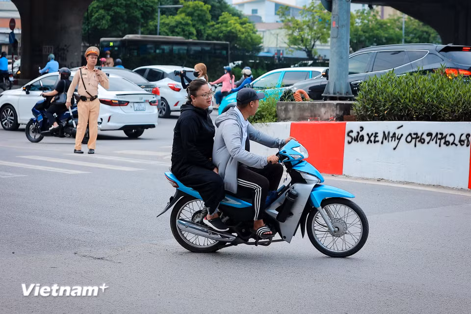 Người tham gia giao thông nhận thức rõ hành vi sai phạm và quay đầu bỏ chạy khi gặp lực luợng Cảnh sát giao thông. (Ảnh: Hoài Nam/Vietnam+)