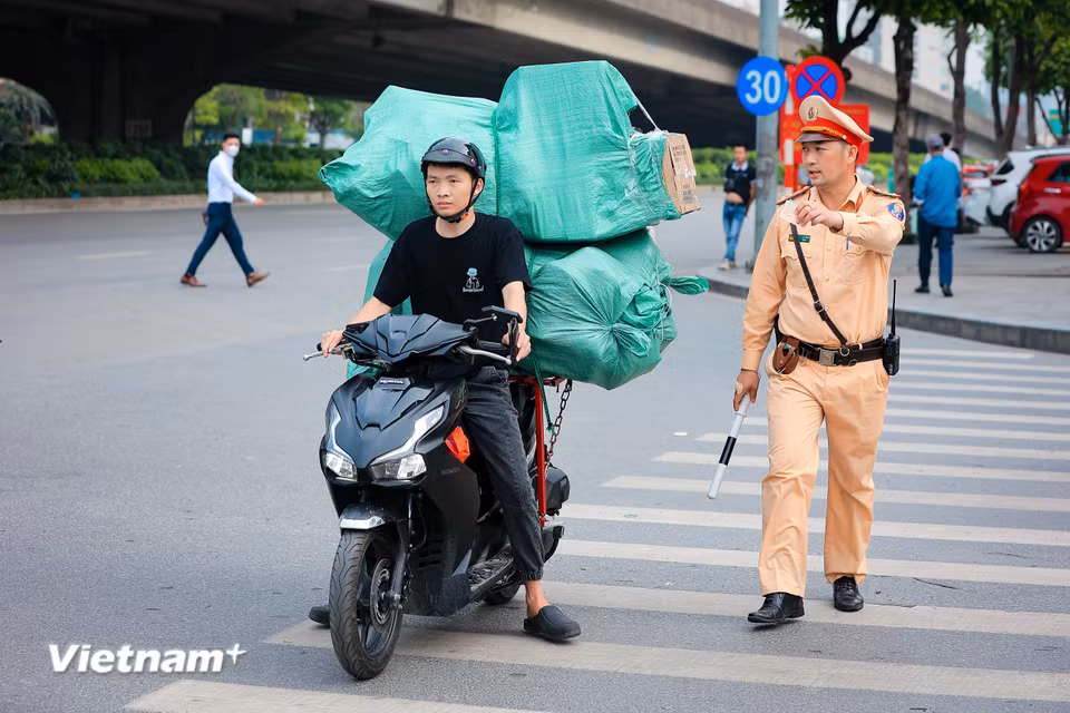 Bên cạnh đó, lực lượng chức năng cũng xử phạt đối với shipper chở hàng cồng kềnh và che biển kiểm soát phương tiện. (Ảnh: Hoài Nam/Vietnam+)