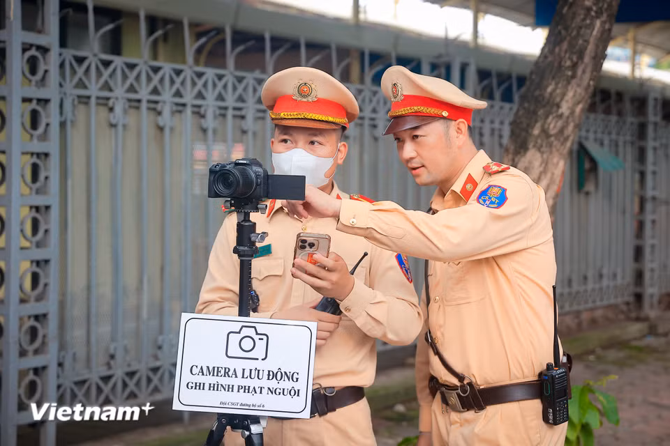 Phòng Cảnh sát giao thông cũng đã tăng cường cán bộ, chiến sỹ sử dụng camera lưu động để ghi hình các trường hợp tài xế vi phạm để xử phạt. (Ảnh: Hoài Nam/Vietnam+)