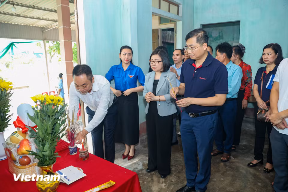 Ngày 3/7/1971, ông bị trúng pháo của địch và hy sinh tại thôn Đông Thuận, xã Phổ Vinh, huyện Đức Phổ, tỉnh Quảng Ngãi. Năm 1994, Thông tấn xã Việt Nam và gia đình đã tổ chức đưa hài cốt Nhà báo, Liệt sỹ Lê Viết Vượng về quê hương theo nguyện vọng của gia đình. Đây là một trong những việc làm đầy tình cảm và trách nhiệm với nhà báo, liệt sỹ của ngành. (Ảnh: Hoài Nam/Vietnam+)