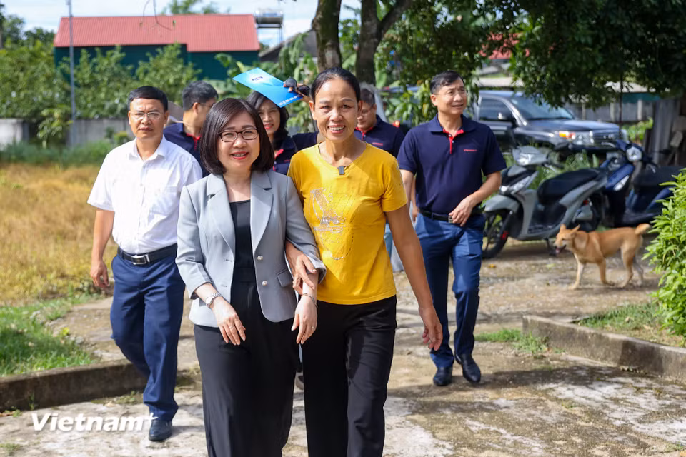 Nhân kỷ niệm 78 năm Ngày Thương binh - Liệt sỹ (27/7/1947-27/7/2025), hướng tới kỷ niệm 80 năm Ngày Truyền thống Thông tấn xã Việt Nam (15/9/1945-15/9/2025), ngày 26/7, Thông tấn xã Việt Nam đã tổ chức Lễ bàn giao nhà nghĩa tình cho thân nhân Nhà báo, Liệt sỹ Lê Viết Vượng tại xã Thiên Cầm, tỉnh Hà Tĩnh. (Ảnh: Hoài Nam/Vietnam+)