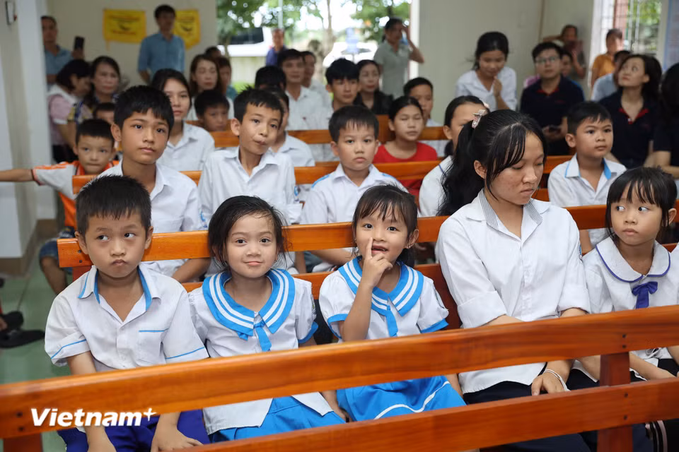 Lễ trao quà được tổ chức trong khuôn viên Nhà văn hóa thôn Trung Thượng (nằm đối diện Nhà lưu niệm Nhà báo, Liệt sỹ Trần Kim Xuyến). (Ảnh: Hoài Nam/Vietnam+)