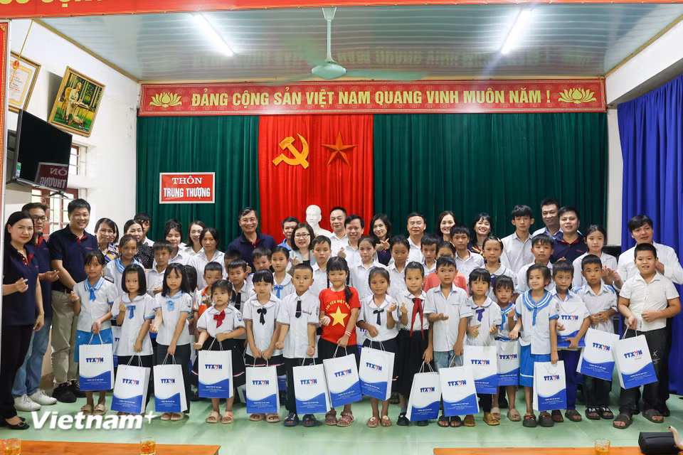 Đoàn Thông tấn xã Việt Nam trao quà cho các em học sinh tại xã Tứ Mỹ (Hà Tĩnh). (Ảnh: Hoài Nam/Vietnam+)