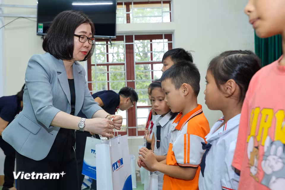 Phó Tổng Giám đốc Thông tấn xã Việt Nam Đoàn Thị Tuyết Nhung trao quà cho các em học sinh có hoàn cảnh khó khăn. (Ảnh: Hoài Nam/Vietnam+)