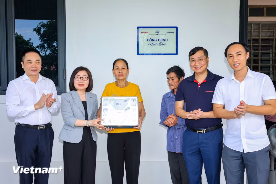 Chia sẻ tại lễ trao nhà nghĩa tình cho gia đình chị Lê Thị Thanh (con gái Liệt sỹ), Phó Tổng Giám đốc TTXVN Đoàn Thị Tuyết Nhung cho hay: “Tôi rất xúc động được có mặt tại Thiên Cầm, vùng đất duyên hải của tỉnh Hà Tĩnh với bề dầy lịch sử - văn hóa, giàu truyền thống cách mạng; và đặc biệt vào những ngày tháng Bảy vô cùng ý nghĩa khi cả nước kỷ niệm 78 năm ngày Thương binh - Liệt sỹ với nhiều hoạt động đền ơn đáp nghĩa, tri ân đối với thế hệ cha anh đã hy sinh xương máu vì hòa bình, độc lập, tự do của Tổ quốc, vì hạnh phúc của nhân dân!” (Ảnh: Hoài Nam/Vietnam+)