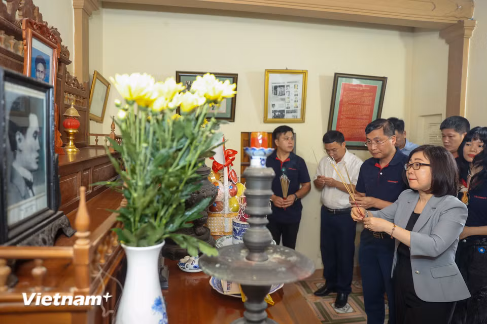 Nhân dịp này, Phó Tổng Giám đốc Thông tấn xã Việt Nam Đoàn Thị Tuyết Nhung, Ban Lãnh đạo Báo Điện tử VietnamPlus và Văn phòng Thông tấn xã Việt Nam cùng các thành viên trong đoàn cũng đã đến dâng hương tại Nhà lưu niệm Nhà báo, Liệt sỹ Trần Kim Xuyến (nhà lãnh đạo đầu tiên của Thông tấn xã Việt Nam, liệt sỹ đầu tiên của nền báo chí cách mạng Việt Nam) ở xã Tứ Mỹ, tỉnh Hà Tĩnh. (Ảnh: Hoài Nam/Vietnam+)