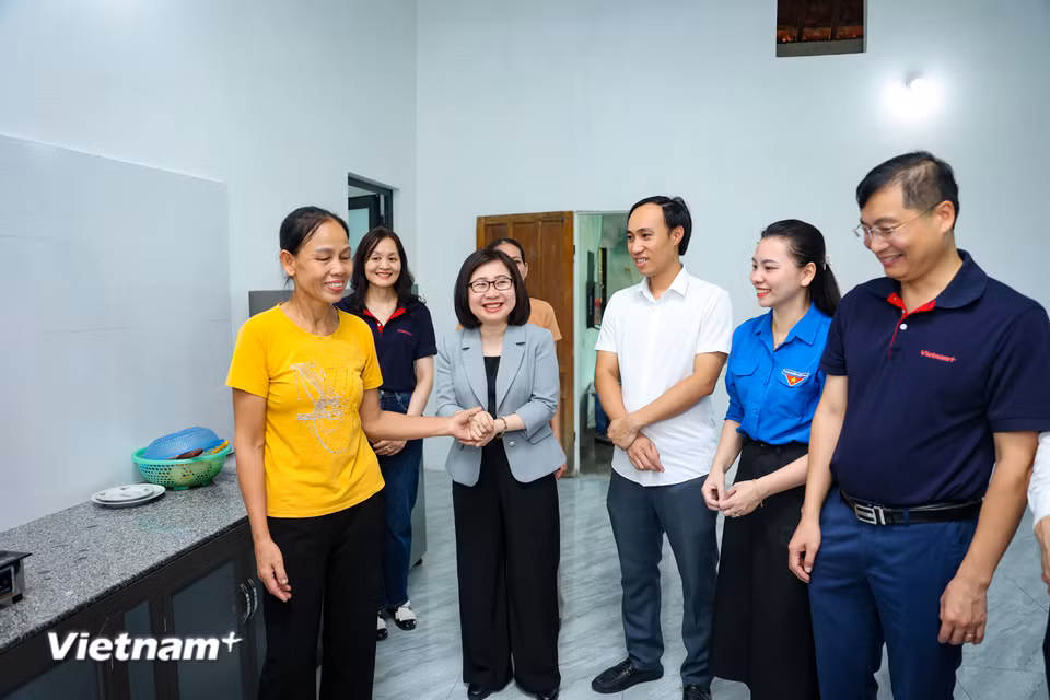Lễ trao nhà nghĩa tình là sáng kiến của Báo điện từ VietnamPlus và Văn phòng của Thông tấn xã Việt Nam. Đây là hai đơn vị có nhiều đóng góp nổi bật trong công tác thông tin cũng như sự phát triển lớn mạnh của cơ quan thông tấn quốc gia trong những năm qua. (Ảnh: Hoài Nam/Vietnam+)