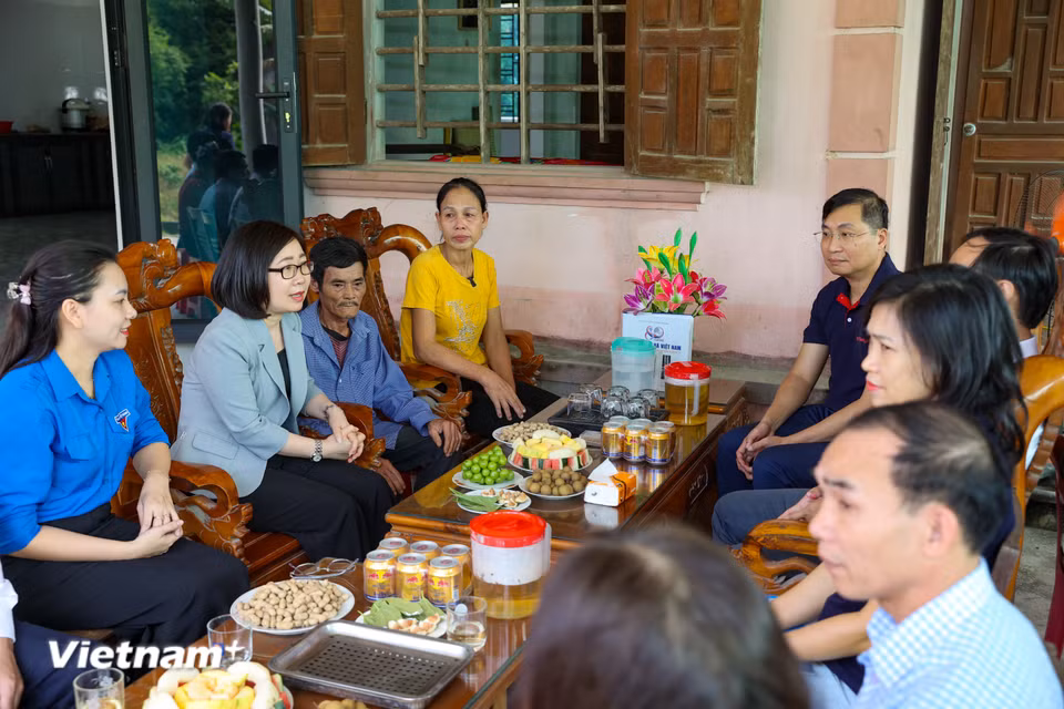 Hoạt động cũng góp phần lan tỏa các hoạt động xã hội tình nghĩa, chung tay xóa nhà tạm, nhà dột nát trên cả nước theo chỉ đạo của Thủ tướng Chính phủ, qua đó tiếp tục phát huy truyền thống nhân văn cao đẹp của viên chức, người lao động Thông tấn xã Việt Nam. (Ảnh: Hoài Nam/Vietnam+)