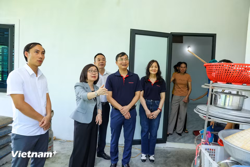 Đây cũng là những đơn vị đi đầu trong các hoạt động đền ơn đáp nghĩa. Lãnh đạo TTXVN đánh giá cao sáng kiến của các đơn vị đã thực hiện công trình nhà tình nghĩa cho thân nhân gia đình Liệt sỹ Lê Viết Vượng, nhà báo chiến sĩ của Thông tấn xã Việt Nam. (Ảnh: Hoài Nam/Vietnam+)