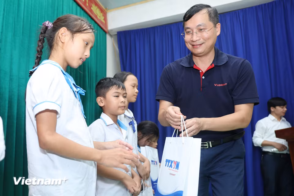 Nhà báo Trần Tiến Duẩn, Tổng biên tập Báo Điện tử VietnamPlus trao quà cho các em học sinh có hoàn cảnh khó khăn. (Ảnh: Hoài Nam/Vietnam+)