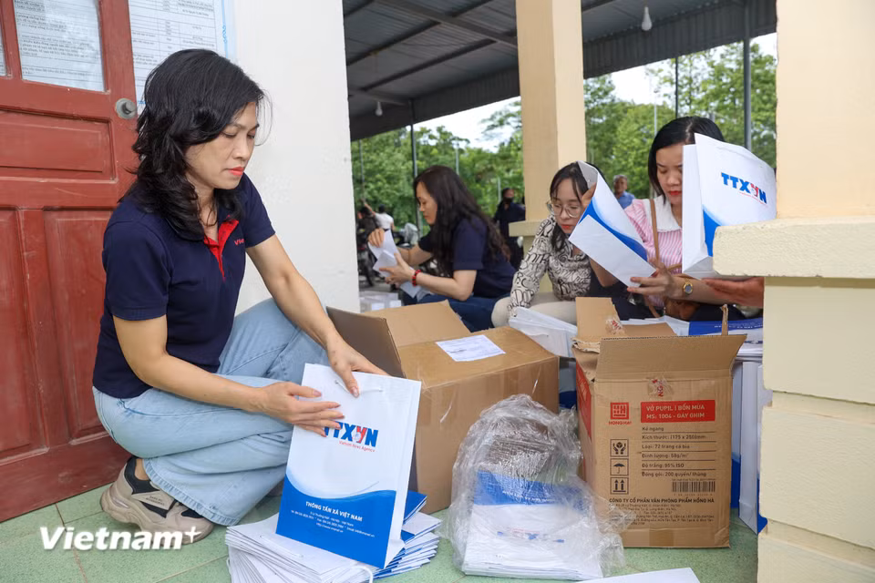 Trong chuyến thăm quê hương Nhà báo, Liệt sỹ Trần Kim Xuyến lần này, đoàn cũng đã trao 40 suất quà cho các em học sinh nghèo vượt khó ở xã Tứ Mỹ. (Ảnh: Hoài Nam/Vietnam+)