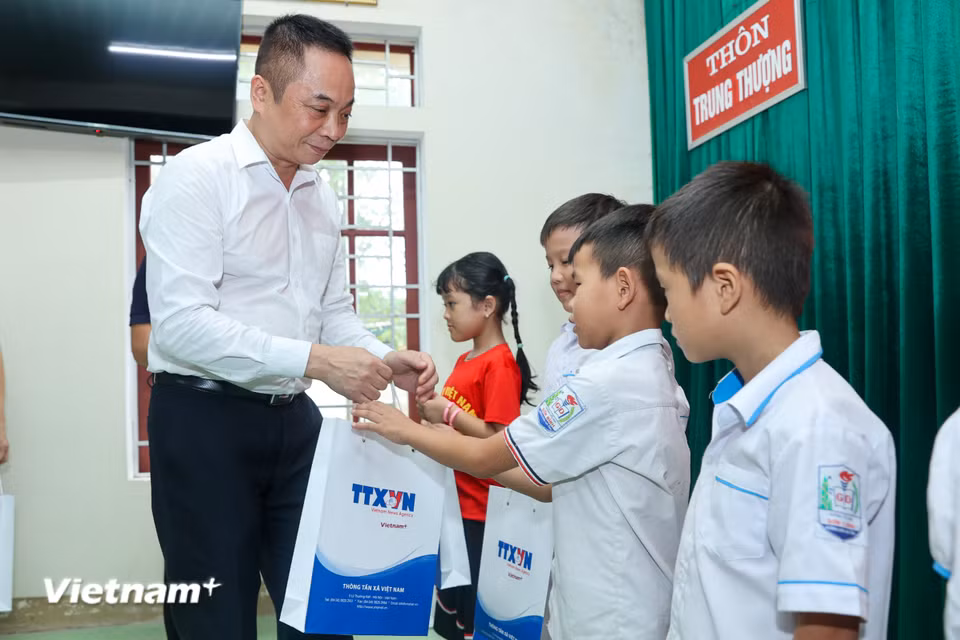 Ông Ngô Thanh Sơn, Chánh văn phòng Thông tấn xã Việt Nam trao quà cho các em học sinh có hoàn cảnh khó khăn. (Ảnh: Hoài Nam/Vietnam+)