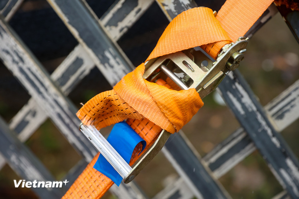 Những dây chịu lực lớn được sử dụng để cố định tài sản. (Ảnh: Hoài Nam/Vietnam+)