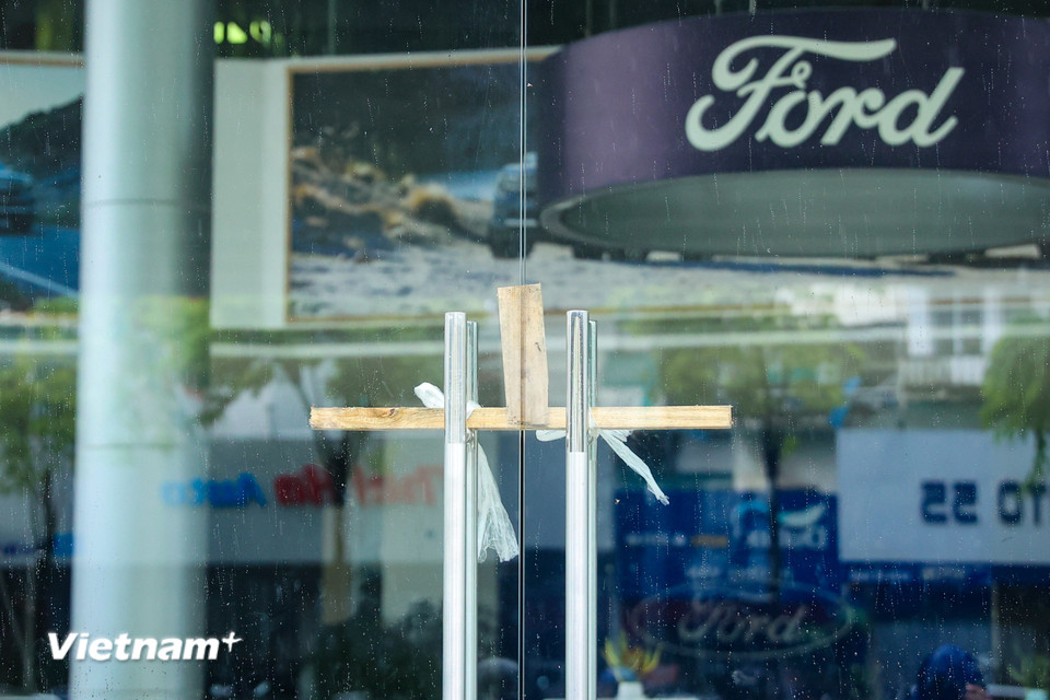 Các cửa ra vào ít sử dụng cũng đã được 'niêm phong.' (Ảnh: Hoài Nam/Vietnam+)