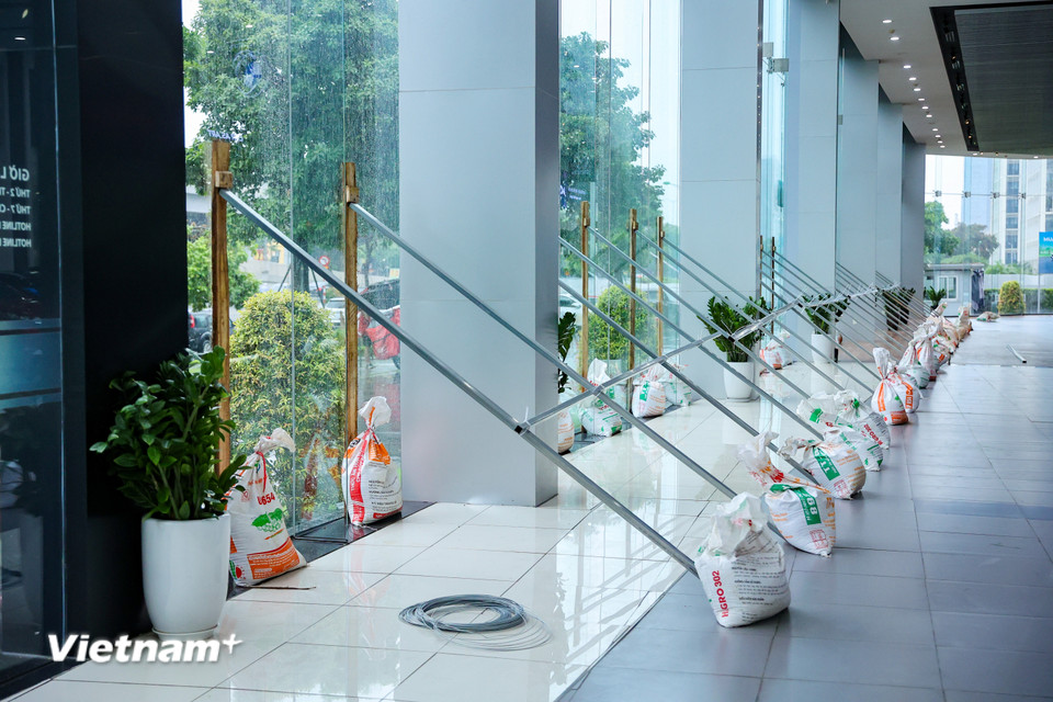 Một phần showroom đã được chèn kiên cố. (Ảnh: Hoài Nam/Vietnam+)