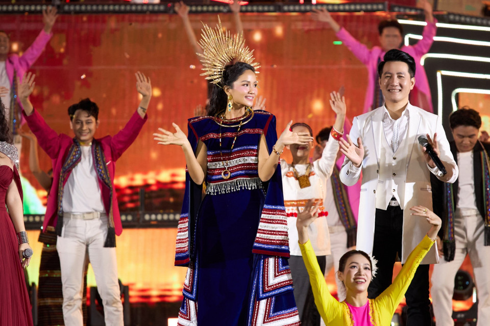 Hoa hậu H’Hen Niê vừa có màn biểu diễn tại sân khấu Lễ hội Ánh Sáng, thuộc Lễ hội Càphê Buôn Ma Thuột lần thứ 09 năm 2025, tôn vinh vải thổ cẩm và quảng bá càphê quê nhà trong loạt hoạt động đồng hành cùng Lễ hội. (Ảnh: CTV/Vietnam+)