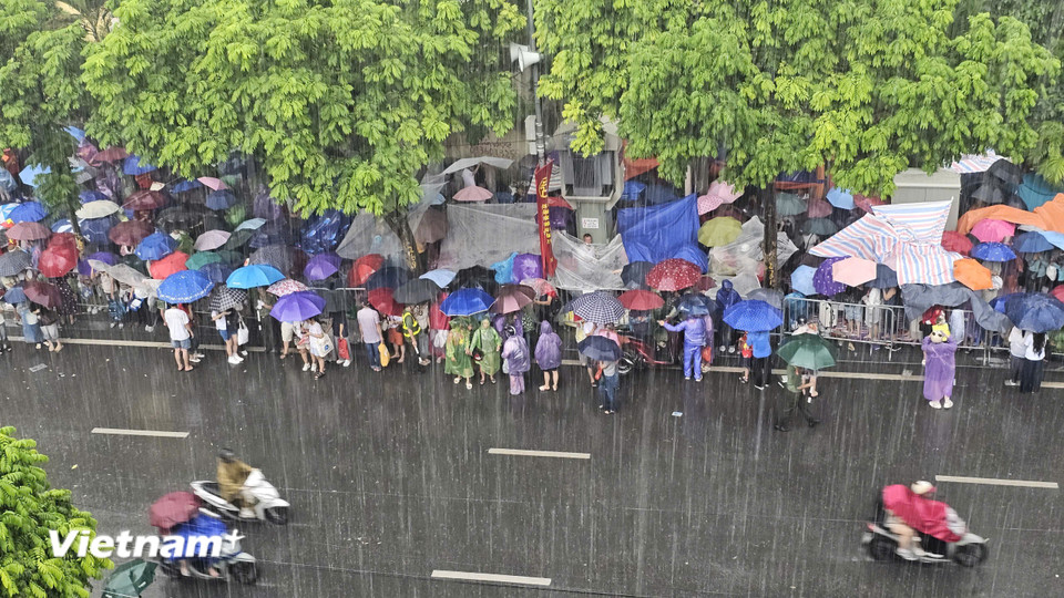 Khu vực đường Trần Phú ken kín người dân chờ đợi Đại lễ 80 năm Quốc khánh vào ngày mai 2/9. (Ảnh: Hoài Nam/Vietnam+)