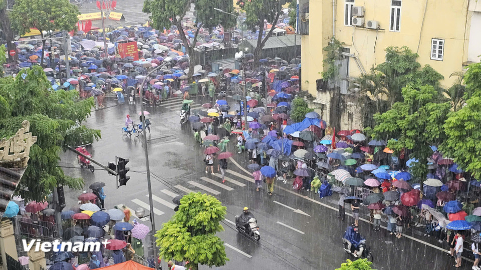 Khu vực đường Trần Phú ken kín người dân chờ đợi Đại lễ 80 năm Quốc khánh vào ngày mai 2/9. (Ảnh: Hoài Nam/Vietnam+)