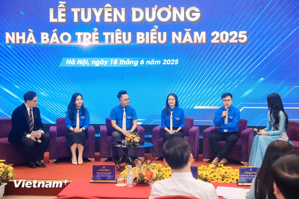 Các nhà báo trẻ tiêu biểu năm 2025 giao lưu tại chương trình Lễ tuyên dương. (Ảnh: Hoài Nam/Vietnam+)
