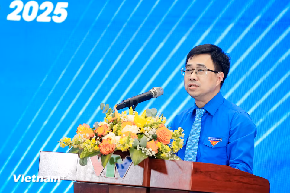 Uỷ viên Ban chấp hành Đảng bộ Chính phủ, Bí thư Đoàn Thanh niên Chính phủ Bùi Hoàng Tùng phát biểu tại Lễ tuyên dương. (Ảnh: Hoài Nam/Vietnam+)
