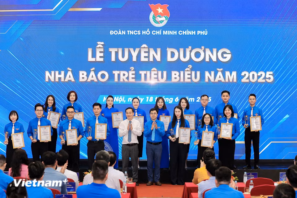 Lễ Tuyên dương Nhà báo trẻ tiêu biểu thuộc Đoàn Thanh niên Chính phủ, chào mừng Đại hội đại biểu Đảng bộ Chính phủ lần thứ I, nhiệm kỳ 2025 - 2030 là dịp để cùng nhìn lại những đóng góp thầm lặng của những người làm báo trẻ. Mỗi gương mặt được vinh danh là một câu chuyện về nghề, về lý tưởng và trách nhiệm công dân để cùng viết tiếp hành trình 100 năm Báo chí Cách mạng Việt Nam. (Ảnh: Hoài Nam/Vietnam+)