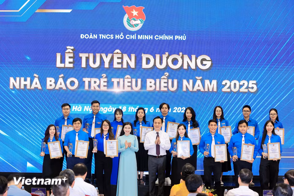 Những nhà báo trẻ là những người đã không ngại khó, ngại khổ, dấn thân nơi đầu sóng ngọn gió, để có những tác phẩm báo chí mang lại giá trị nhân văn sâu sắc, lan tỏa thông điệp tích cực trong cộng đồng. (Ảnh: Hoài Nam/Vietnam+)