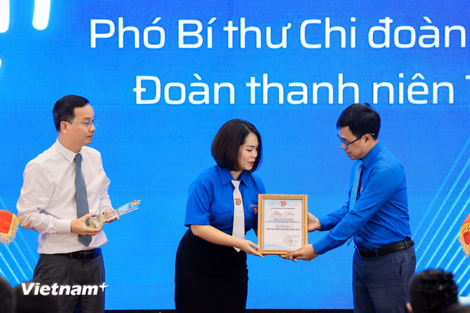 Đồng chí Lê Thị Mai Phương, Phó bí thư Chi đoàn Ban Biên tập tin Kinh tế, Thông tấn xã Việt Nam nhận chứng nhận danh hiệu Nhà báo trẻ tiêu biểu năm 2025. (Ảnh: Hoài Nam/Vietnam+)